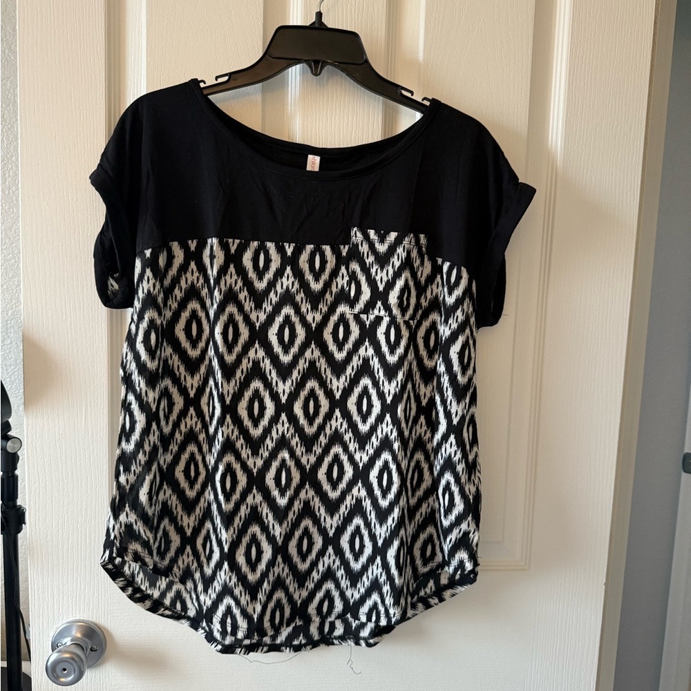 Xhilaration Black & White Ikat Short Sleeve Top Women's Size Large - Picture 2 of 11